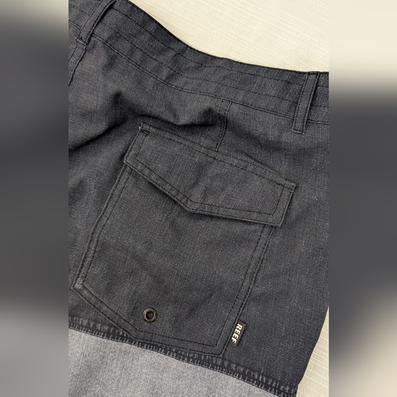Reef Men's/ Hommes Black and Gray Board Shorts Size 36 - Picture 4 of 9